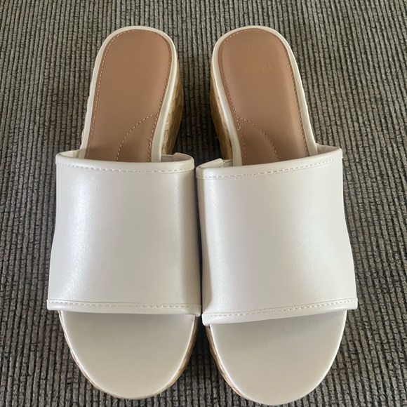 Time and Tru Shoes - Women's time and true White  Sandals brand new never worn
